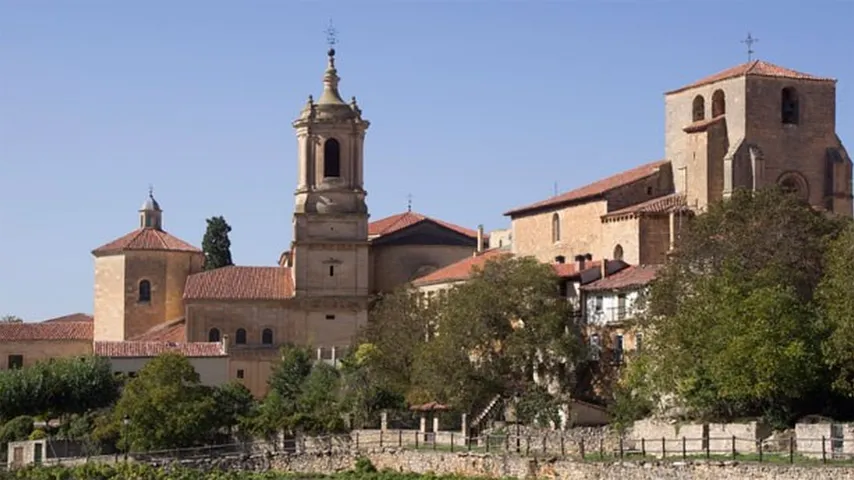 Santo Domingo de Silos, en Burgos, es uno de los pueblos candidatos. (Foto: detucson/Pixabay)