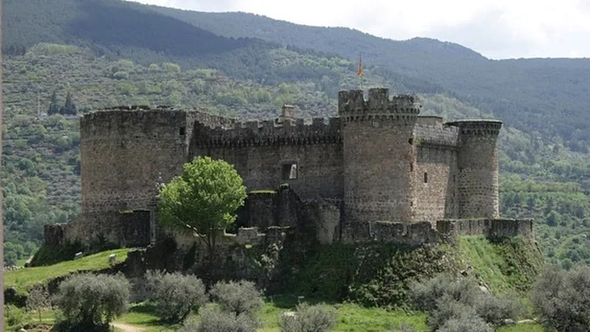 El castillo medieval de Mombeltrán en la provincia de Ávila. (Foto: Wikimedia)