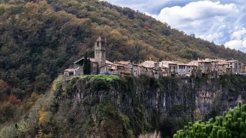 Castellfullit de la Roca cuenta con unas vistas increíbles. (Foto: Wikimedia)