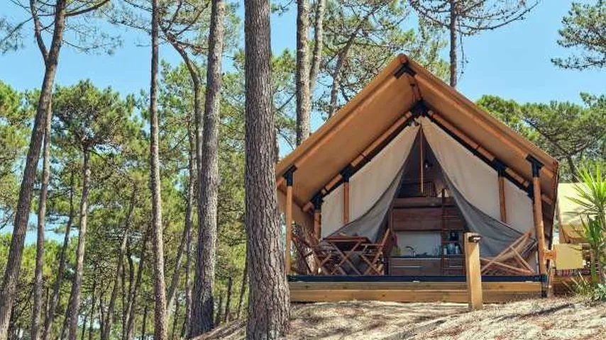 Glamping, el nuevo concepto que reúne camping y lujo. (Foto: Envato)