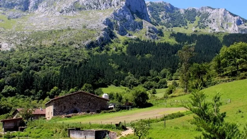 Masía Urrutia y Monte Anboto, en Atxondo (Foto: Wikimedia)