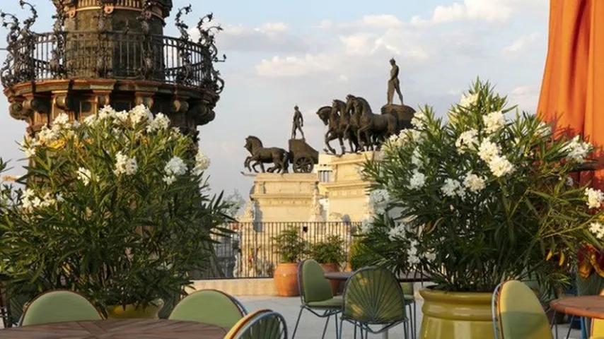 Comer, o al menos conocer la terraza de moda de la capital.