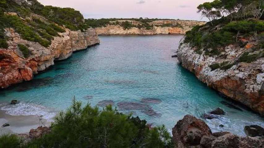 La playa más bonita de España tiene cierto encanto. (Foto: Envato)