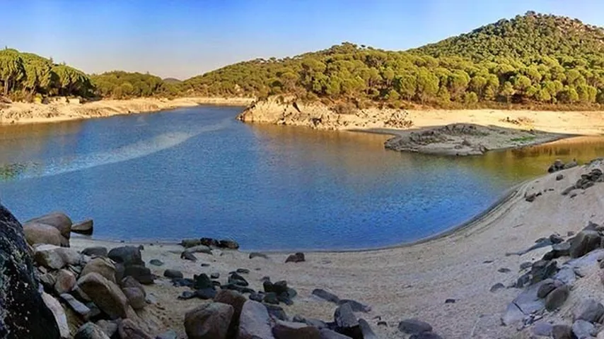 El pantano de San Juan tiene playa y cuenta con Bandera azul. (Foto: @TurismoMadrid)