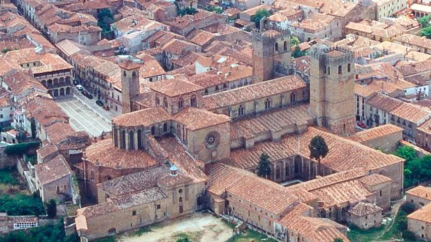 Pese a sus solo 4.500 habitantes, Sigüenza ostenta el título de ciudad. (Foto: CC)