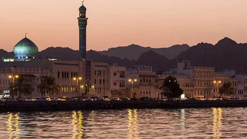 Atardecer en el puerto Muttrah Corniche de la capital portuaria Mascate en Omán. (Foto: Wikimedia)